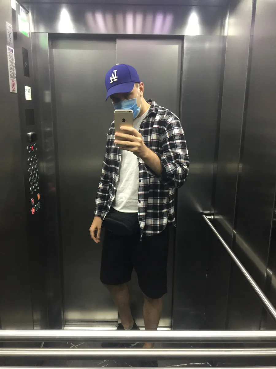 Mirror selfie in a lift in Istanbul before the operation
